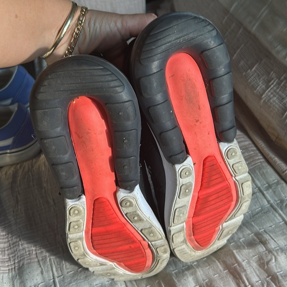 Nike shoes - Picture 2 of 3